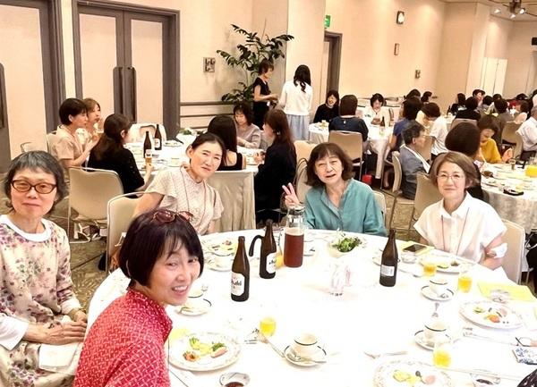 旅先で同窓会を企画するメリットと楽しみ方