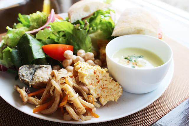 昼食も混雑知らず 平日限定の地元グルメを満喫する方法